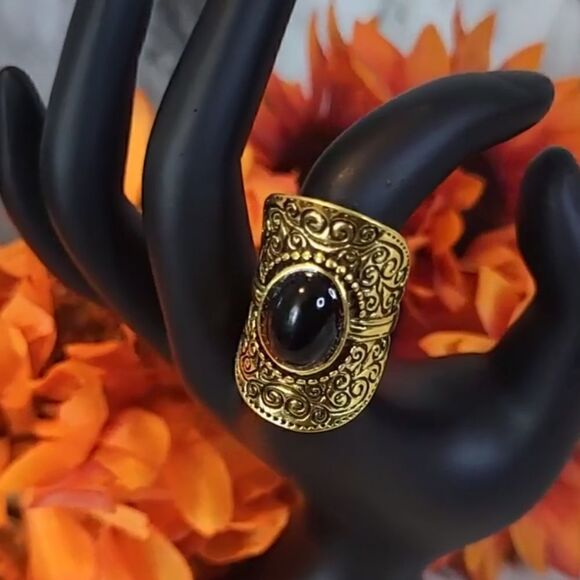 Vintage style thick gold tone carved ring with black stone - Picture 1 of 14